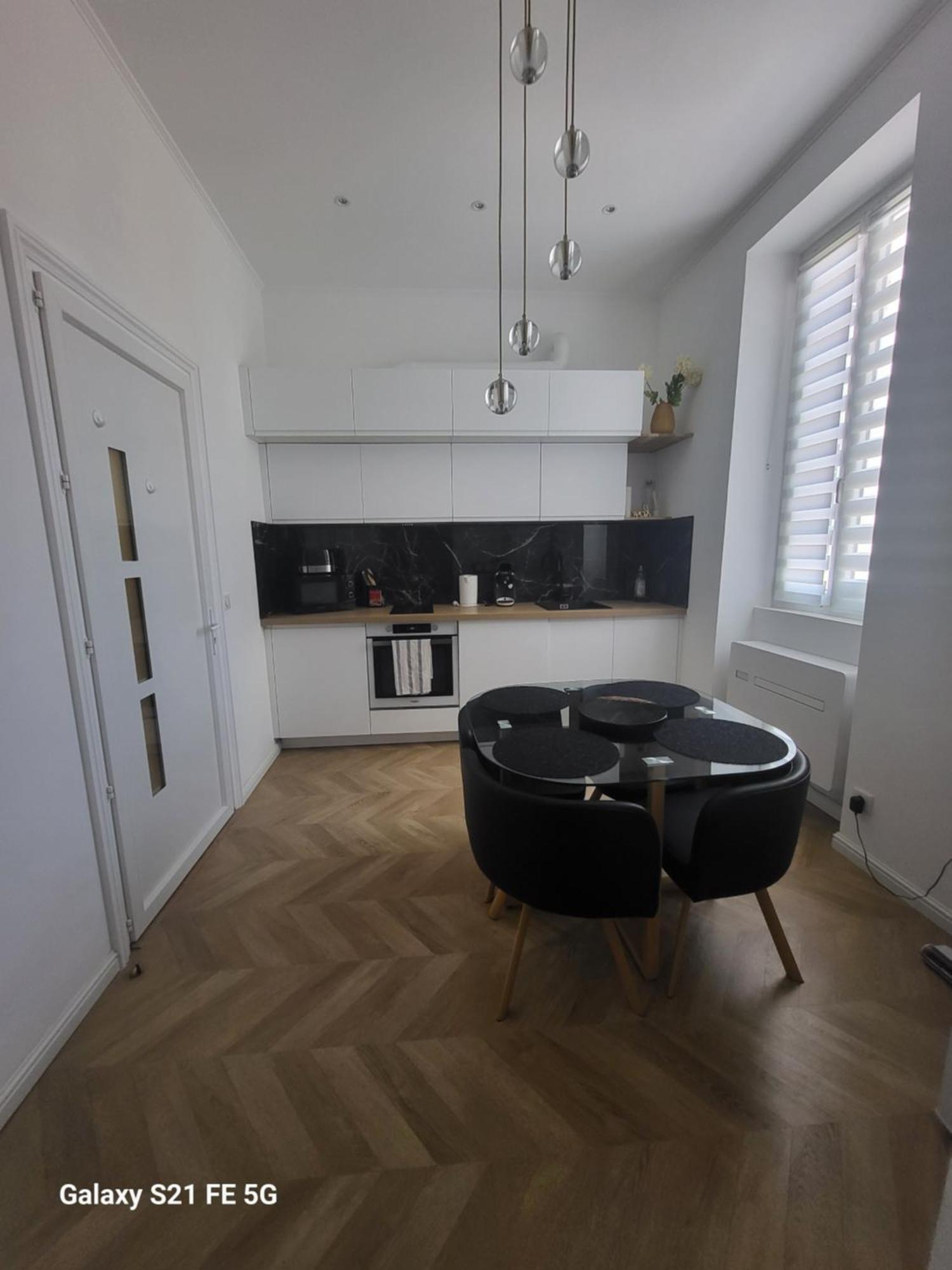 Appartement Grand T2 Cours Napoleon B Ajaccio (Corsica)