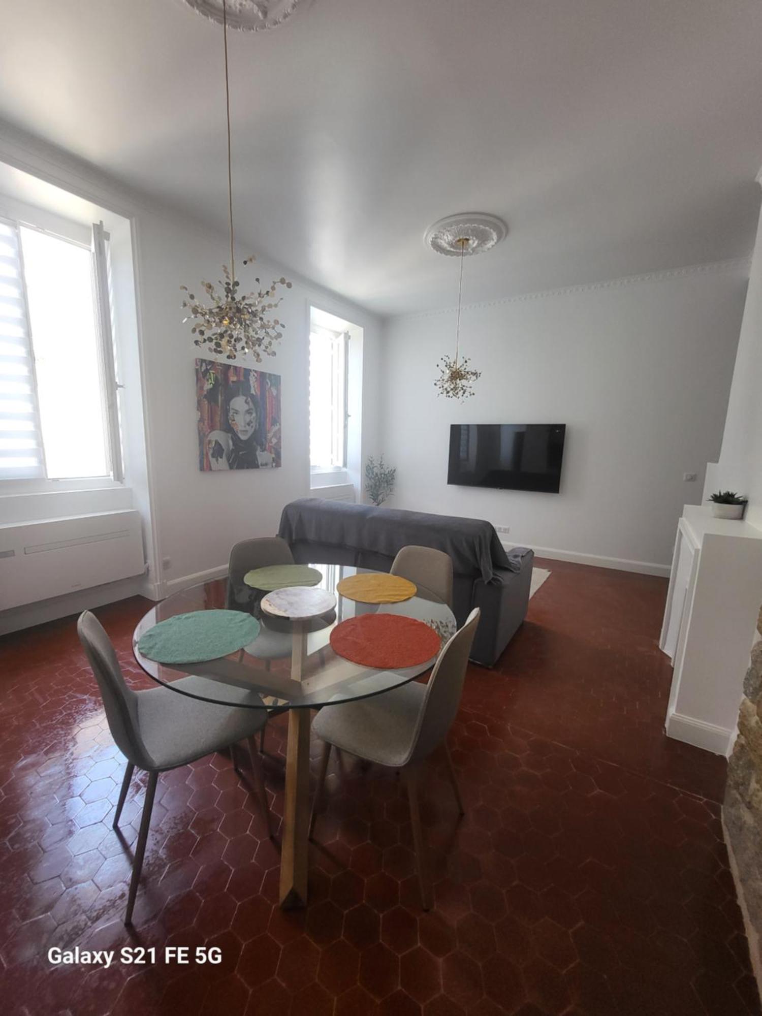 Appartement Grand T2 Cours Napoleon B Ajaccio (Corsica)