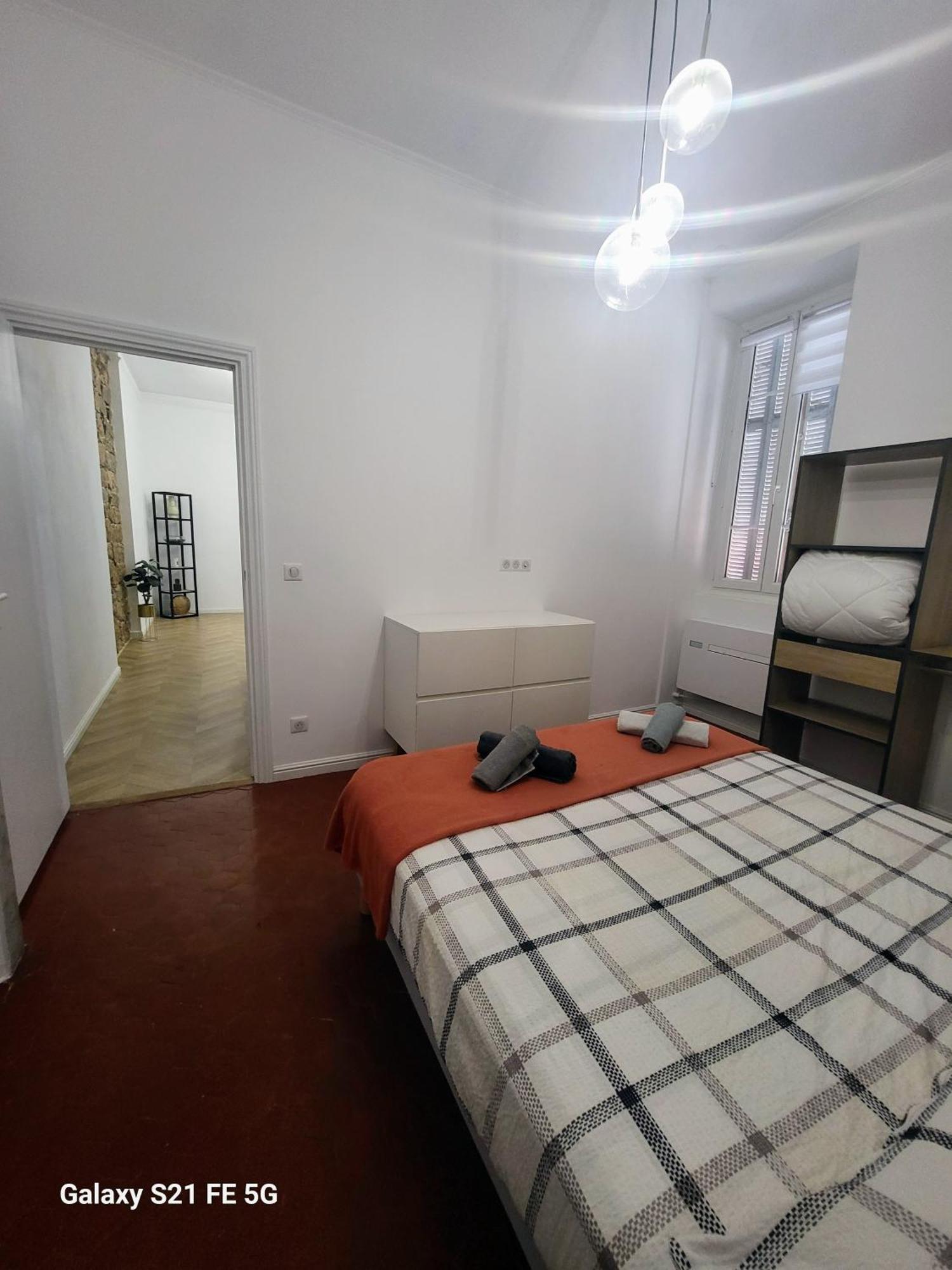 Appartement Grand T2 Cours Napoleon B *