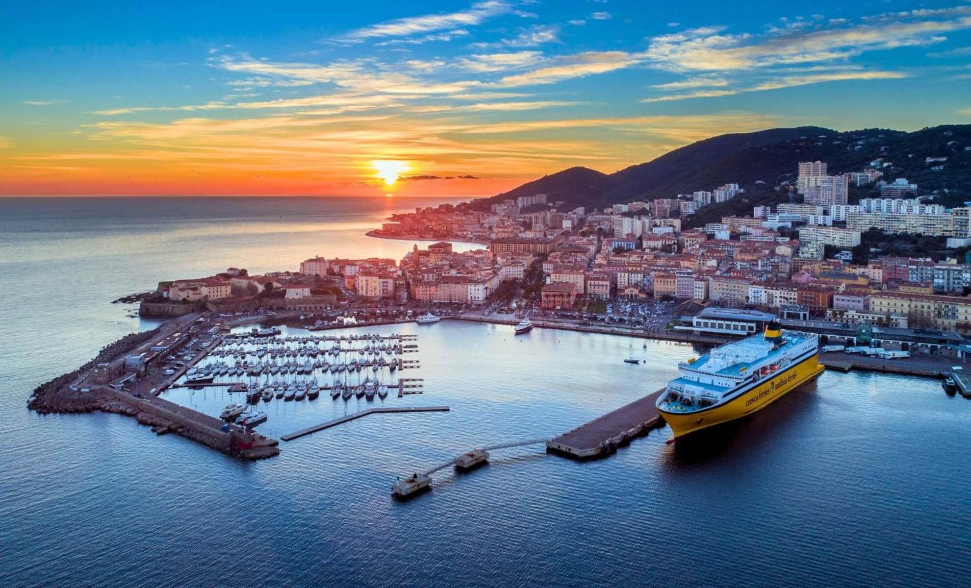 Grand T2 Cours Napoleon B * Ajaccio (Corsica)